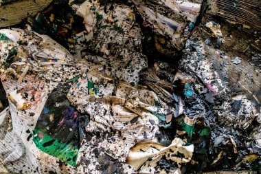 Kharkiv, Ukrayna, 4 Haziran 2024, yanmış kitaplara yakın. 23 Mayıs 'ta meydana gelen büyük bir Rus roket saldırısının ardından hasar gören Faktor-Druk matbaasında 50.000' den fazla kitap imha edildi..