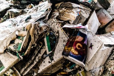 Kharkiv, Ukrayna, 4 Haziran 2024, yanmış kitaplara yakın. 23 Mayıs 'ta meydana gelen büyük bir Rus roket saldırısının ardından hasar gören Faktor-Druk matbaasında 50.000' den fazla kitap imha edildi..