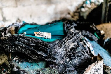 Kharkiv, Ukrayna, 4 Haziran 2024, yanmış kitaplara yakın. 23 Mayıs 'ta meydana gelen büyük bir Rus roket saldırısının ardından hasar gören Faktor-Druk matbaasında 50.000' den fazla kitap imha edildi..