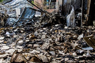 Kharkiv, Ukrayna, 4 Haziran 2024, yanmış kitaplara yakın. 23 Mayıs 'ta meydana gelen büyük bir Rus roket saldırısının ardından hasar gören Faktor-Druk matbaasında 50.000' den fazla kitap imha edildi..