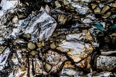 Kharkiv, Ukrayna, 4 Haziran 2024, yanmış kitaplara yakın. 23 Mayıs 'ta meydana gelen büyük bir Rus roket saldırısının ardından hasar gören Faktor-Druk matbaasında 50.000' den fazla kitap imha edildi..