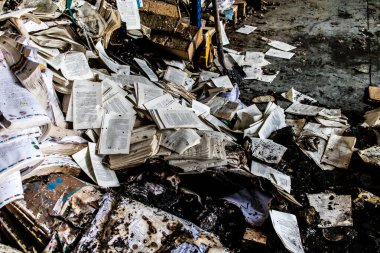 Kharkiv, Ukrayna, 4 Haziran 2024, yanmış kitaplara yakın. 23 Mayıs 'ta meydana gelen büyük bir Rus roket saldırısının ardından hasar gören Faktor-Druk matbaasında 50.000' den fazla kitap imha edildi..