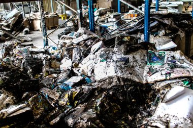 Kharkiv, Ukrayna, 4 Haziran 2024, yanmış kitaplara yakın. 23 Mayıs 'ta meydana gelen büyük bir Rus roket saldırısının ardından hasar gören Faktor-Druk matbaasında 50.000' den fazla kitap imha edildi..