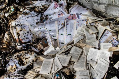 Kharkiv, Ukrayna, 4 Haziran 2024, yanmış kitaplara yakın. 23 Mayıs 'ta meydana gelen büyük bir Rus roket saldırısının ardından hasar gören Faktor-Druk matbaasında 50.000' den fazla kitap imha edildi..