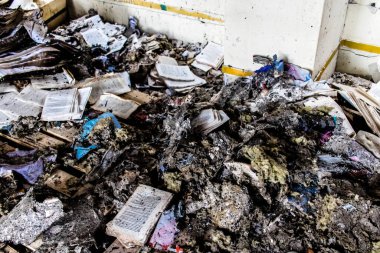 Kharkiv, Ukrayna, 4 Haziran 2024, yanmış kitaplara yakın. 23 Mayıs 'ta meydana gelen büyük bir Rus roket saldırısının ardından hasar gören Faktor-Druk matbaasında 50.000' den fazla kitap imha edildi..