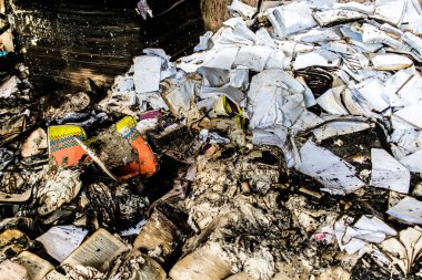 Kharkiv, Ukrayna, 4 Haziran 2024, yanmış kitaplara yakın. 23 Mayıs 'ta meydana gelen büyük bir Rus roket saldırısının ardından hasar gören Faktor-Druk matbaasında 50.000' den fazla kitap imha edildi..