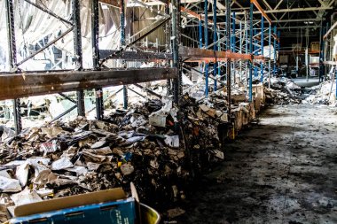 Kharkiv, Ukrayna, 4 Haziran 2024, yanmış kitaplara yakın. 23 Mayıs 'ta meydana gelen büyük bir Rus roket saldırısının ardından hasar gören Faktor-Druk matbaasında 50.000' den fazla kitap imha edildi..