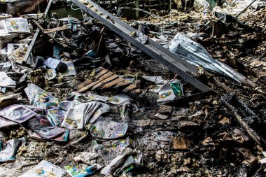 Kharkiv, Ukrayna, 4 Haziran 2024, yanmış kitaplara yakın. 23 Mayıs 'ta meydana gelen büyük bir Rus roket saldırısının ardından hasar gören Faktor-Druk matbaasında 50.000' den fazla kitap imha edildi..