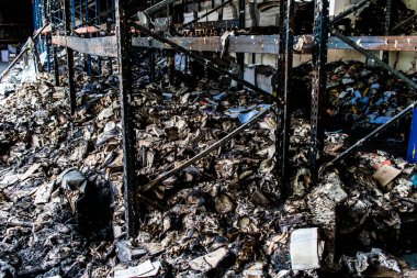 Kharkiv, Ukrayna, 4 Haziran 2024, yanmış kitaplara yakın. 23 Mayıs 'ta meydana gelen büyük bir Rus roket saldırısının ardından hasar gören Faktor-Druk matbaasında 50.000' den fazla kitap imha edildi..