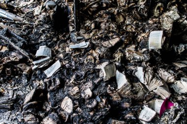 Kharkiv, Ukrayna, 4 Haziran 2024, yanmış kitaplara yakın. 23 Mayıs 'ta meydana gelen büyük bir Rus roket saldırısının ardından hasar gören Faktor-Druk matbaasında 50.000' den fazla kitap imha edildi..