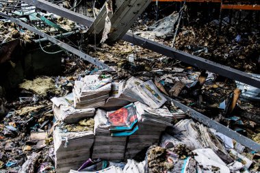Kharkiv, Ukrayna, 4 Haziran 2024, yanmış kitaplara yakın. 23 Mayıs 'ta meydana gelen büyük bir Rus roket saldırısının ardından hasar gören Faktor-Druk matbaasında 50.000' den fazla kitap imha edildi..
