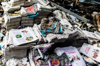 Kharkiv, Ukrayna, 4 Haziran 2024, yanmış kitaplara yakın. 23 Mayıs 'ta meydana gelen büyük bir Rus roket saldırısının ardından hasar gören Faktor-Druk matbaasında 50.000' den fazla kitap imha edildi..