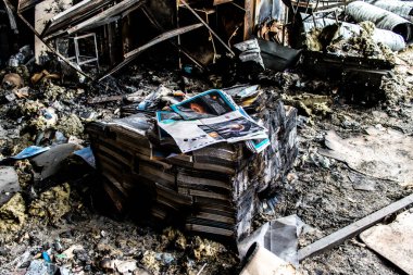 Kharkiv, Ukrayna, 4 Haziran 2024, yanmış kitaplara yakın. 23 Mayıs 'ta meydana gelen büyük bir Rus roket saldırısının ardından hasar gören Faktor-Druk matbaasında 50.000' den fazla kitap imha edildi..
