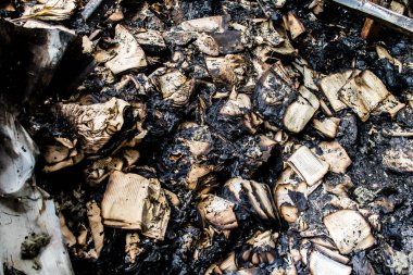 Kharkiv, Ukrayna, 4 Haziran 2024, yanmış kitaplara yakın. 23 Mayıs 'ta meydana gelen büyük bir Rus roket saldırısının ardından hasar gören Faktor-Druk matbaasında 50.000' den fazla kitap imha edildi..