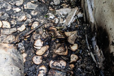 Kharkiv, Ukrayna, 4 Haziran 2024, yanmış kitaplara yakın. 23 Mayıs 'ta meydana gelen büyük bir Rus roket saldırısının ardından hasar gören Faktor-Druk matbaasında 50.000' den fazla kitap imha edildi..