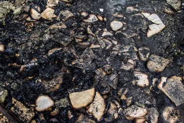 Kharkiv, Ukrayna, 4 Haziran 2024, yanmış kitaplara yakın. 23 Mayıs 'ta meydana gelen büyük bir Rus roket saldırısının ardından hasar gören Faktor-Druk matbaasında 50.000' den fazla kitap imha edildi..