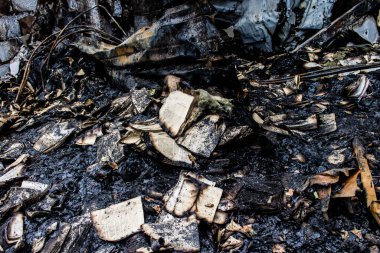 Kharkiv, Ukrayna, 4 Haziran 2024, yanmış kitaplara yakın. 23 Mayıs 'ta meydana gelen büyük bir Rus roket saldırısının ardından hasar gören Faktor-Druk matbaasında 50.000' den fazla kitap imha edildi..