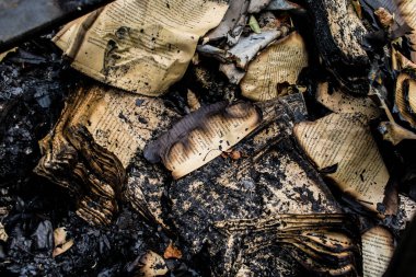 Kharkiv, Ukrayna, 4 Haziran 2024, yanmış kitaplara yakın. 23 Mayıs 'ta meydana gelen büyük bir Rus roket saldırısının ardından hasar gören Faktor-Druk matbaasında 50.000' den fazla kitap imha edildi..