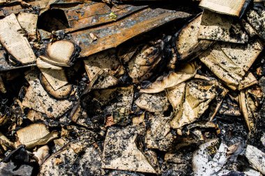 Kharkiv, Ukrayna, 4 Haziran 2024, yanmış kitaplara yakın. 23 Mayıs 'ta meydana gelen büyük bir Rus roket saldırısının ardından hasar gören Faktor-Druk matbaasında 50.000' den fazla kitap imha edildi..