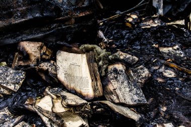 Kharkiv, Ukrayna, 4 Haziran 2024, yanmış kitaplara yakın. 23 Mayıs 'ta meydana gelen büyük bir Rus roket saldırısının ardından hasar gören Faktor-Druk matbaasında 50.000' den fazla kitap imha edildi..