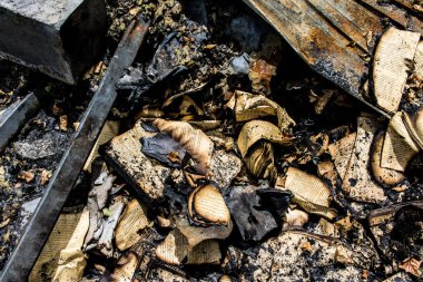 Kharkiv, Ukrayna, 4 Haziran 2024, yanmış kitaplara yakın. 23 Mayıs 'ta meydana gelen büyük bir Rus roket saldırısının ardından hasar gören Faktor-Druk matbaasında 50.000' den fazla kitap imha edildi..