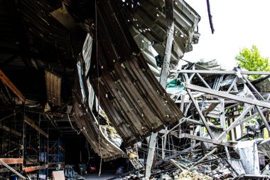 Kharkiv, Ukrayna, 4 Haziran 2024 Faktor-Druk matbaası 23 Mayıs 'taki büyük roket saldırısı sonrasında hasar gördü. Rus füzeleri yedi kişiyi öldürdü ve 50.000 'den fazla kitap yok edildi..