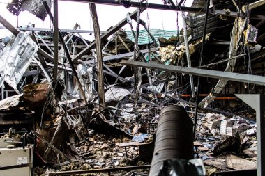 Kharkiv, Ukrayna, 4 Haziran 2024 Faktor-Druk matbaası 23 Mayıs 'taki büyük roket saldırısı sonrasında hasar gördü. Rus füzeleri yedi kişiyi öldürdü ve 50.000 'den fazla kitap yok edildi..