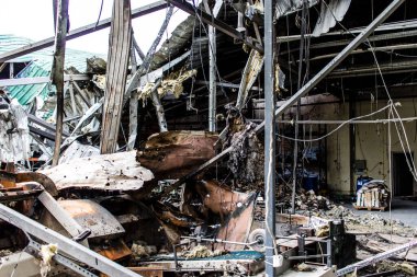 Kharkiv, Ukrayna, 4 Haziran 2024 Faktor-Druk matbaası 23 Mayıs 'taki büyük roket saldırısı sonrasında hasar gördü. Rus füzeleri yedi kişiyi öldürdü ve 50.000 'den fazla kitap yok edildi..