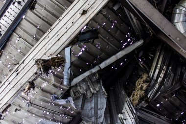 Kharkiv, Ukrayna, 4 Haziran 2024 Faktor-Druk matbaası 23 Mayıs 'taki büyük roket saldırısı sonrasında hasar gördü. Rus füzeleri yedi kişiyi öldürdü ve 50.000 'den fazla kitap yok edildi..