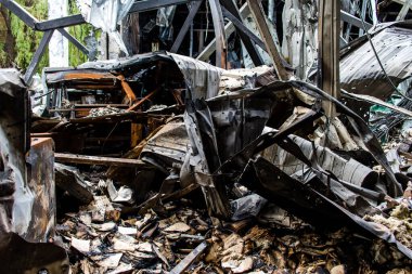 Kharkiv, Ukrayna, 4 Haziran 2024 Faktor-Druk matbaası 23 Mayıs 'taki büyük roket saldırısı sonrasında hasar gördü. Rus füzeleri yedi kişiyi öldürdü ve 50.000 'den fazla kitap yok edildi..