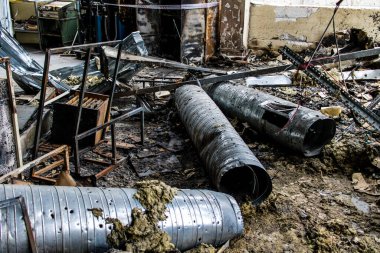 Kharkiv, Ukrayna, 4 Haziran 2024 Faktor-Druk matbaası 23 Mayıs 'taki büyük roket saldırısı sonrasında hasar gördü. Rus füzeleri yedi kişiyi öldürdü ve 50.000 'den fazla kitap yok edildi..