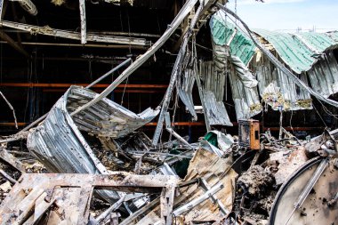 Kharkiv, Ukrayna, 4 Haziran 2024 Faktor-Druk matbaası 23 Mayıs 'taki büyük roket saldırısı sonrasında hasar gördü. Rus füzeleri yedi kişiyi öldürdü ve 50.000 'den fazla kitap yok edildi..