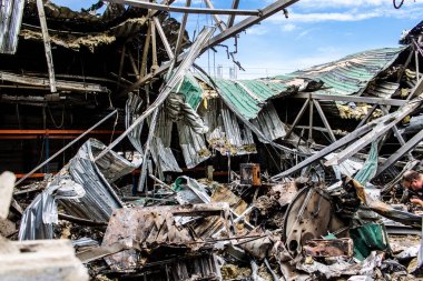 Kharkiv, Ukrayna, 4 Haziran 2024 Faktor-Druk matbaası 23 Mayıs 'taki büyük roket saldırısı sonrasında hasar gördü. Rus füzeleri yedi kişiyi öldürdü ve 50.000 'den fazla kitap yok edildi..