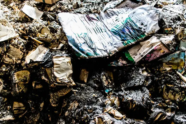 Kharkiv, Ukrayna, 4 Haziran 2024, yanmış kitaplara yakın. 23 Mayıs 'ta meydana gelen büyük bir Rus roket saldırısının ardından hasar gören Faktor-Druk matbaasında 50.000' den fazla kitap imha edildi..