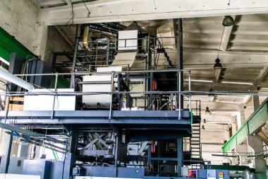 Kharkiv, Ukrayna, 4 Haziran 2024 Büyük baskı makinesinin görüntüsü. 23 Mayıs 'taki büyük bir Rus roket saldırısı sonrasında hasar görmeyen Faktor-Druk matbaasının bir parçası..