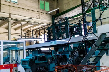 Kharkiv, Ukrayna, 4 Haziran 2024 Büyük baskı makinesinin görüntüsü. 23 Mayıs 'taki büyük bir Rus roket saldırısı sonrasında hasar görmeyen Faktor-Druk matbaasının bir parçası..