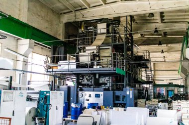 Kharkiv, Ukrayna, 4 Haziran 2024 Büyük baskı makinesinin görüntüsü. 23 Mayıs 'taki büyük bir Rus roket saldırısı sonrasında hasar görmeyen Faktor-Druk matbaasının bir parçası..