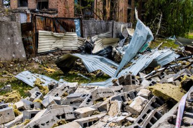 Kharkiv, Ukrayna, 4 Haziran 2024 'te, 23 Mayıs' ta yapılan büyük bir Rus roket saldırısının ardından hasar gören Faktor-Druk matbaasında dış hasar meydana geldi. Rus füzeleri yedi kişiyi öldürdü.