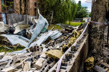 Kharkiv, Ukrayna, 4 Haziran 2024 'te, 23 Mayıs' ta yapılan büyük bir Rus roket saldırısının ardından hasar gören Faktor-Druk matbaasında dış hasar meydana geldi. Rus füzeleri yedi kişiyi öldürdü.