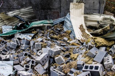 Kharkiv, Ukrayna, 4 Haziran 2024 'te, 23 Mayıs' ta yapılan büyük bir Rus roket saldırısının ardından hasar gören Faktor-Druk matbaasında dış hasar meydana geldi. Rus füzeleri yedi kişiyi öldürdü.