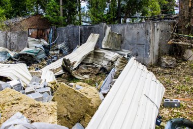 Kharkiv, Ukrayna, 4 Haziran 2024 'te, 23 Mayıs' ta yapılan büyük bir Rus roket saldırısının ardından hasar gören Faktor-Druk matbaasında dış hasar meydana geldi. Rus füzeleri yedi kişiyi öldürdü.