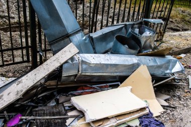 Kharkiv, Ukrayna, 4 Haziran 2024 'te, 23 Mayıs' ta yapılan büyük bir Rus roket saldırısının ardından hasar gören Faktor-Druk matbaasında dış hasar meydana geldi. Rus füzeleri yedi kişiyi öldürdü.
