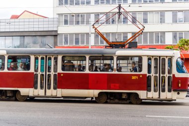 Kharkiv, Ukrayna, 6 Haziran 2024 Kharkiv tramvayı şehir bombalanırken işlemeye devam ediyor, Kharkiv 'deki kamu hizmetleri Rus füze ve sirenlerinin sesi her gün duyuluyor..