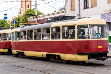 Kharkiv, Ukrayna, 6 Haziran 2024 Kharkiv tramvayı şehir bombalanırken işlemeye devam ediyor, Kharkiv 'deki kamu hizmetleri Rus füze ve sirenlerinin sesi her gün duyuluyor..