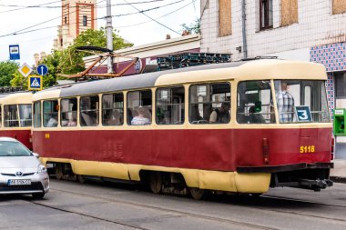 Kharkiv, Ukrayna, 6 Haziran 2024 Kharkiv tramvayı şehir bombalanırken işlemeye devam ediyor, Kharkiv 'deki kamu hizmetleri Rus füze ve sirenlerinin sesi her gün duyuluyor..