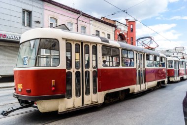 Kharkiv, Ukrayna, 6 Haziran 2024 Kharkiv tramvayı şehir bombalanırken işlemeye devam ediyor, Kharkiv 'deki kamu hizmetleri Rus füze ve sirenlerinin sesi her gün duyuluyor..