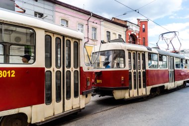 Kharkiv, Ukrayna, 6 Haziran 2024 Kharkiv tramvayı şehir bombalanırken işlemeye devam ediyor, Kharkiv 'deki kamu hizmetleri Rus füze ve sirenlerinin sesi her gün duyuluyor..