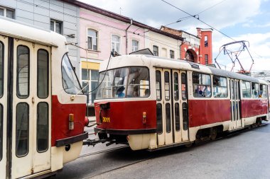 Kharkiv, Ukrayna, 6 Haziran 2024 Kharkiv tramvayı şehir bombalanırken işlemeye devam ediyor, Kharkiv 'deki kamu hizmetleri Rus füze ve sirenlerinin sesi her gün duyuluyor..