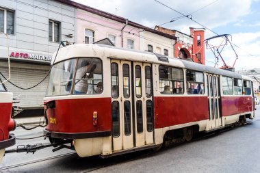 Kharkiv, Ukrayna, 6 Haziran 2024 Kharkiv tramvayı şehir bombalanırken işlemeye devam ediyor, Kharkiv 'deki kamu hizmetleri Rus füze ve sirenlerinin sesi her gün duyuluyor..