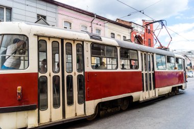 Kharkiv, Ukrayna, 6 Haziran 2024 Kharkiv tramvayı şehir bombalanırken işlemeye devam ediyor, Kharkiv 'deki kamu hizmetleri Rus füze ve sirenlerinin sesi her gün duyuluyor..